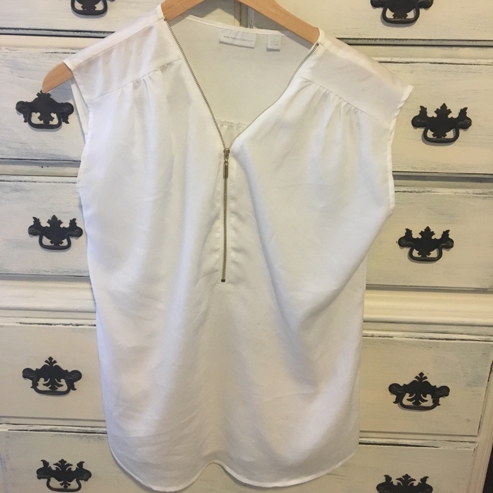 Gorgeous white zip front NY&Co top. Worn once.